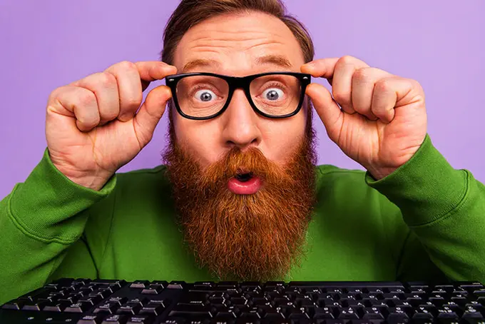 Förvånad man söker lediga jobb