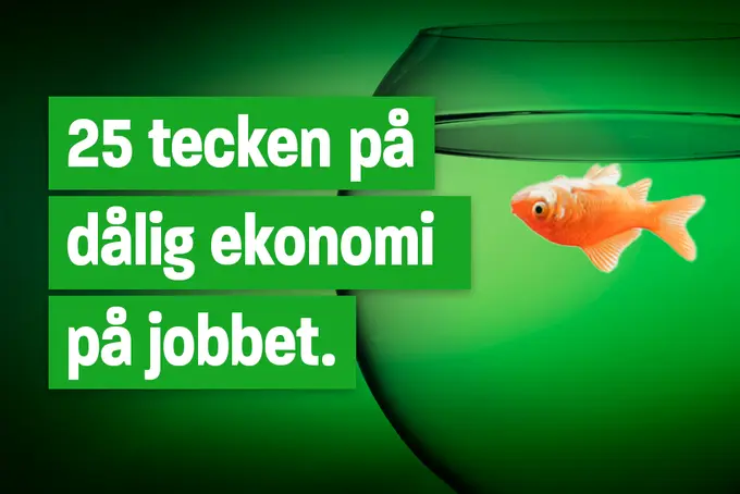 En fiskskål med en guldfisk som flyter upp och ner.
