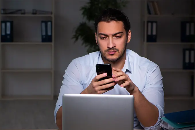 En man som inte fått ut sin lön hör av sig till Unionen och får hjälp med lönefordran.