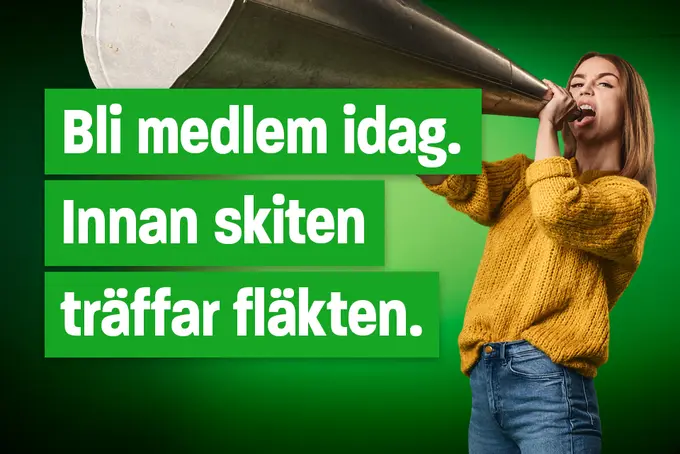 En kvinna med orange stickad tröja skriker i en jättestor megafon.