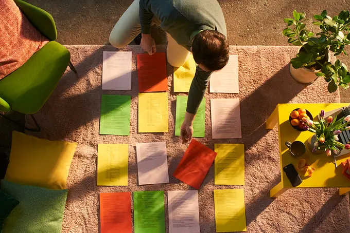 Person som lägger ut lappar på ett golv