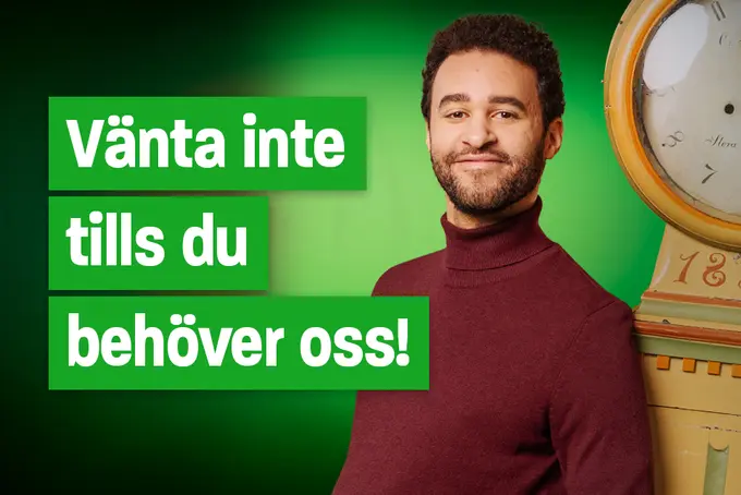 Man med polotröja tittar mot dig och småler.