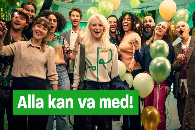 Massa människor på en fest tittar mot kameran. Vi ser ballonger, konfetti och tomtebloss. Alla är glada.