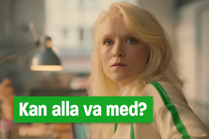 Kvinna sitter vid skrivbord och ser osäker ut.