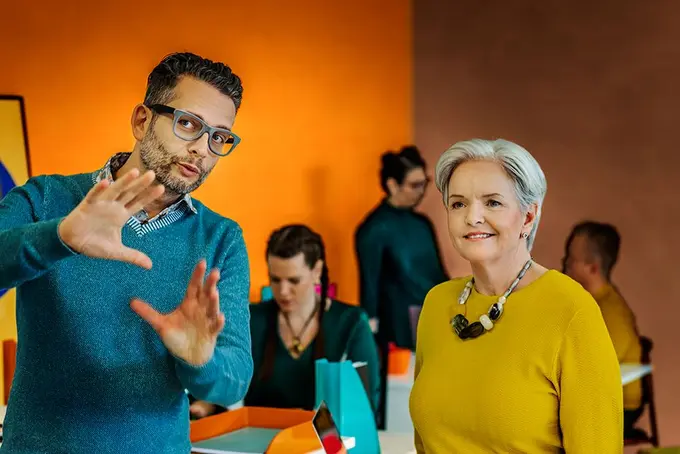 Kvinna och man i samtal