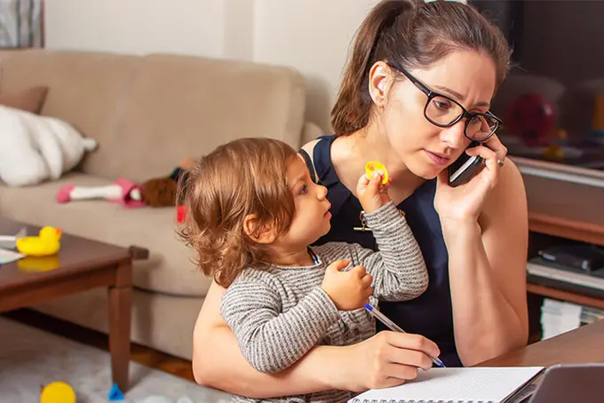 Kvinna med barn i telefon