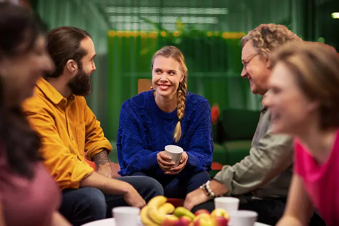 Personer runt ett bord