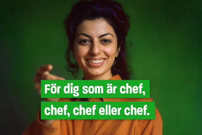 Kvinna med långt mörkt hår som ler och pekar mot dig.