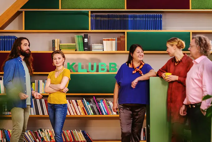 Flera personer som pratar