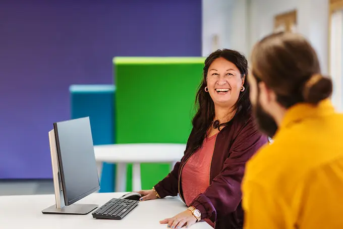 två personer samtalar