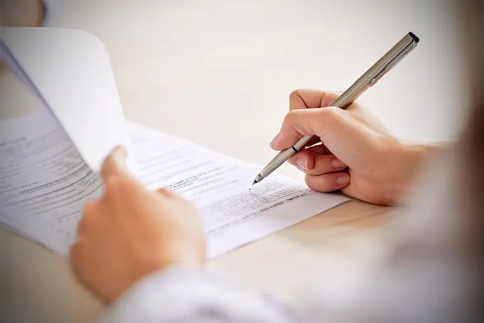 Någon skriver under ett avtal