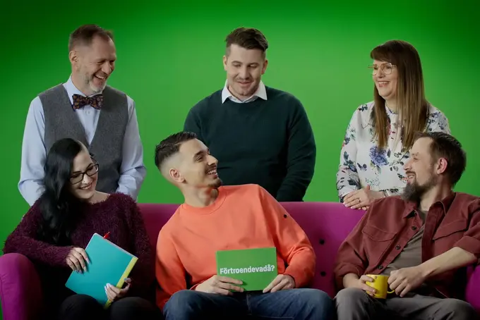 Sex förtroendevalda i en soffa