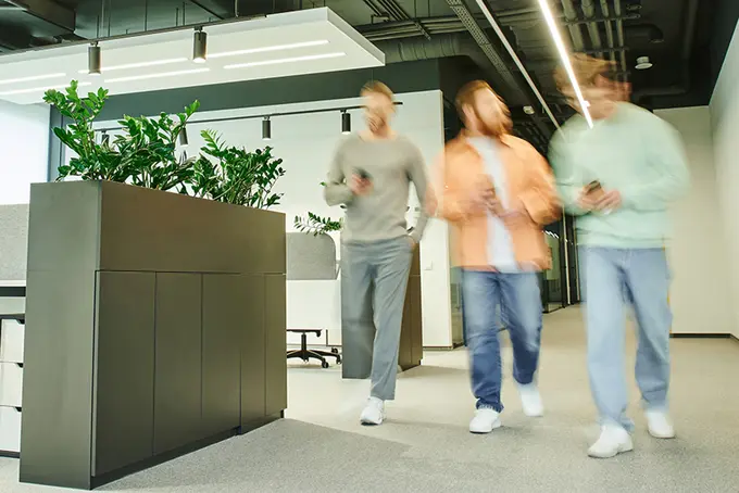 Uppsagd, varsel, tre kollegor stöttar varandra