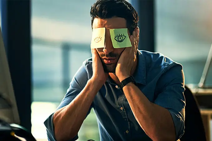 Man med lappar för ögonen