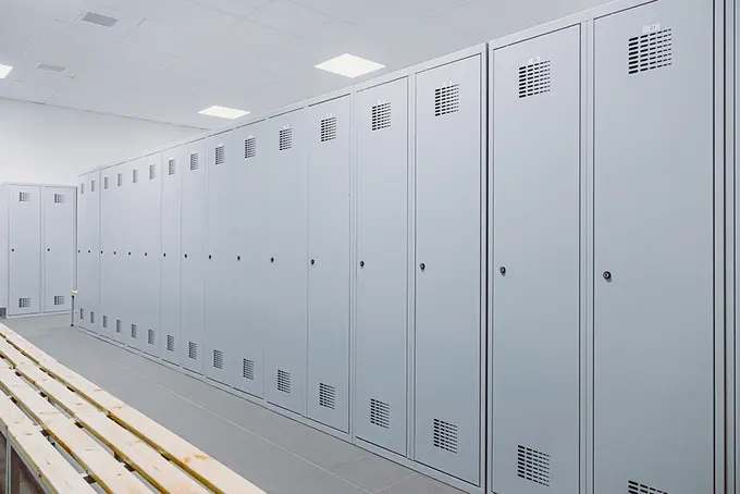 Omklädningsrum, ett vilt slagsmål bröt ut i omklädningsrummet på ett företag.