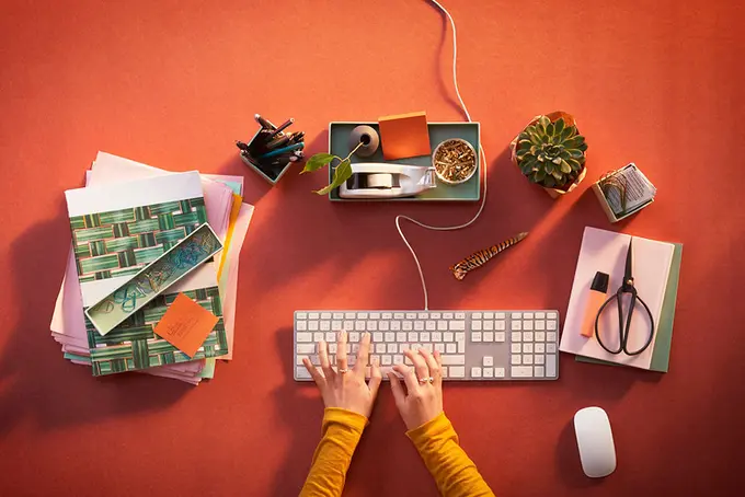 Händer på tangentbord