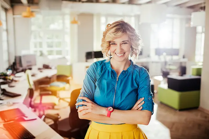 glad tjej på kontor