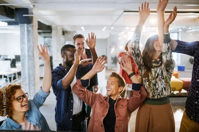 Glada människor på kontor