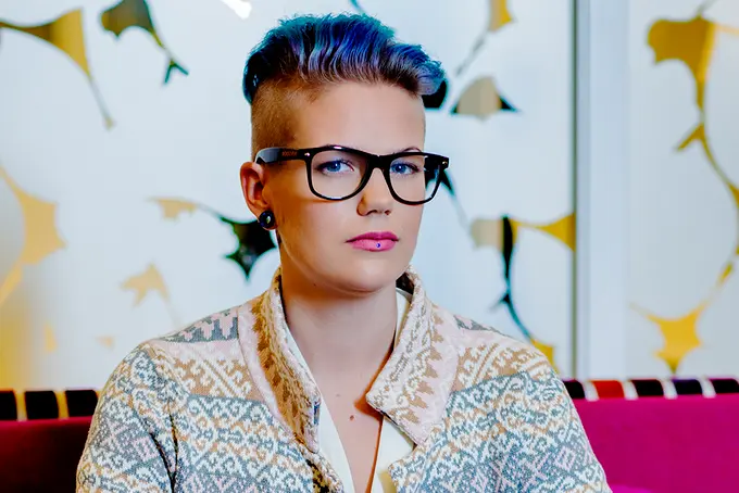 Blåhårig kvinna i glasögon