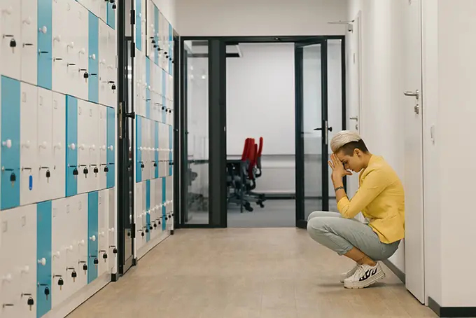 Ung kvinna som försöker att samla kraft för att stå ut trots dålig arbetsmiljö.