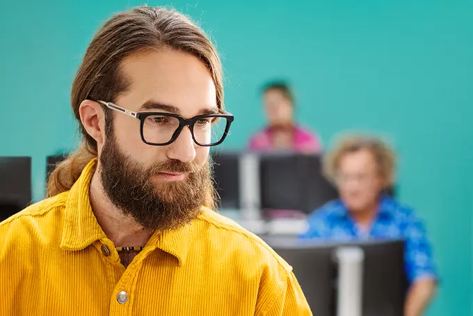 Man i gul skjorta, på jobbet