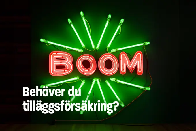 Neonskylt som det står "Boom" på och texten "Behöver du tilläggsförsäkring?".