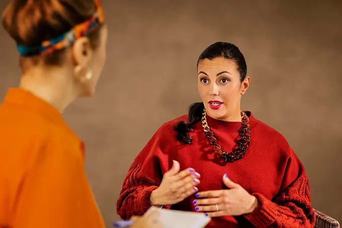 Två kvinnor diskuterar