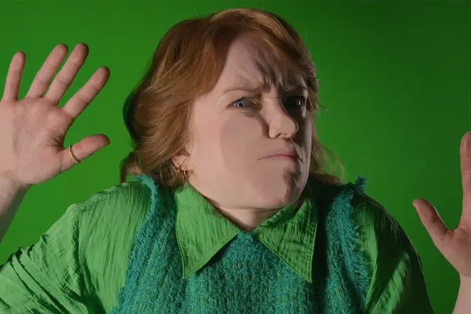 En kvinna som pressas mot datorskärmen.