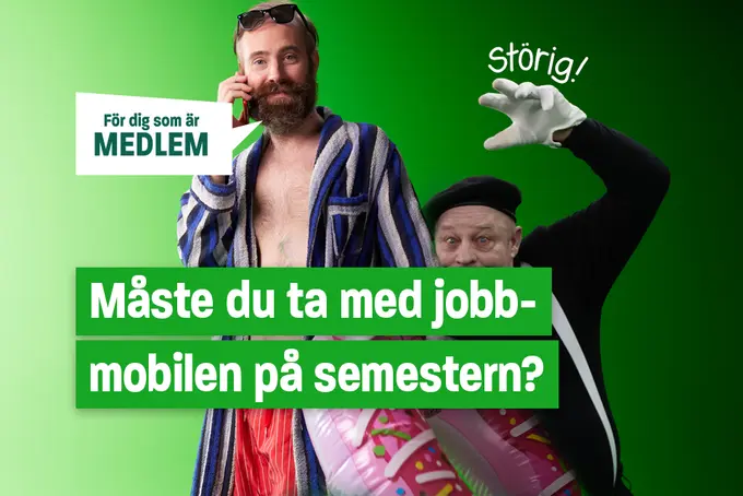 Man som pratar i mobilen på stranden.