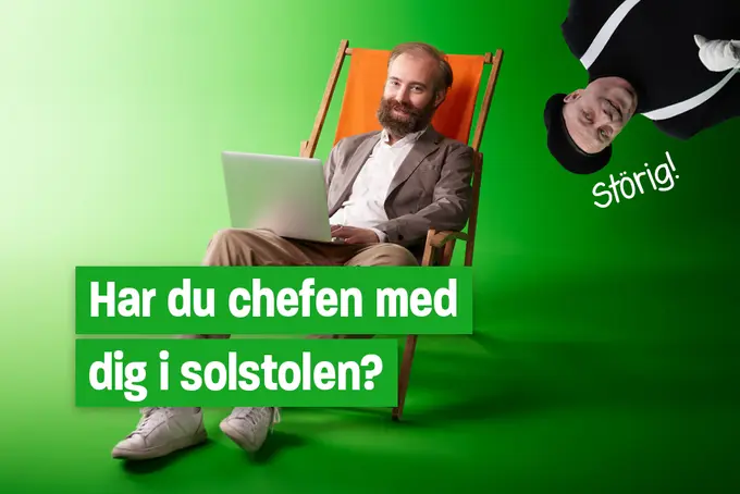 Man som sitter i kostym i en solstol och har en dator i knät.