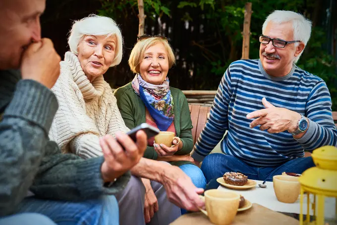 Fyra seniorer som fikar tillsammans