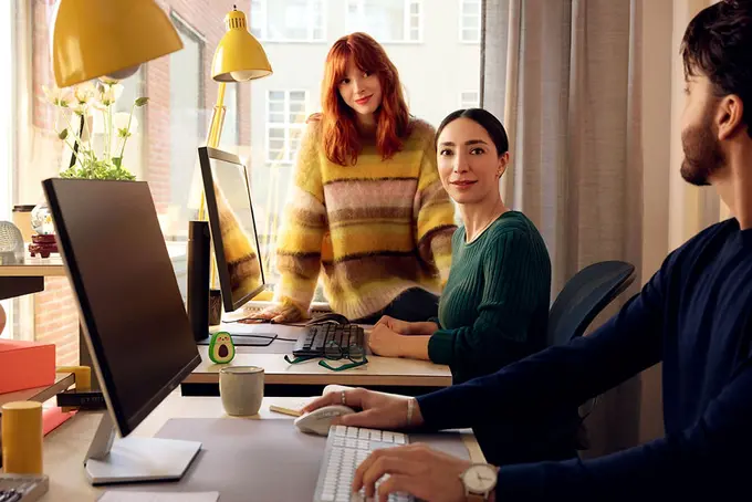 Personer vid skrivbord