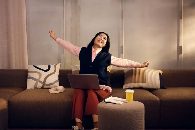 Person sitter i soffa