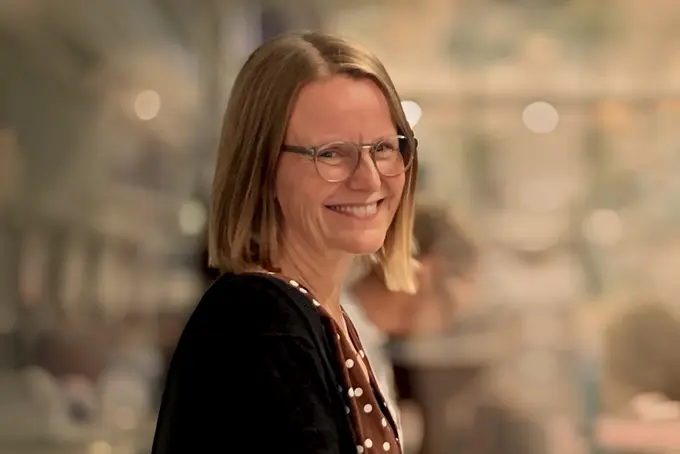 Kvinna ler mot kameran