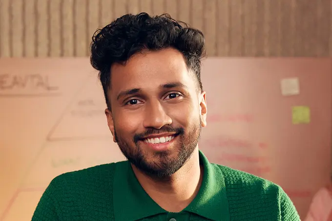 Ung man tittar in i kameran