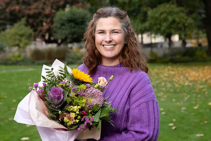 Bild på Hanna Andersson, som håller i en blombukett. Hanna är vinnare av Årets Eldsjäl 2024. 