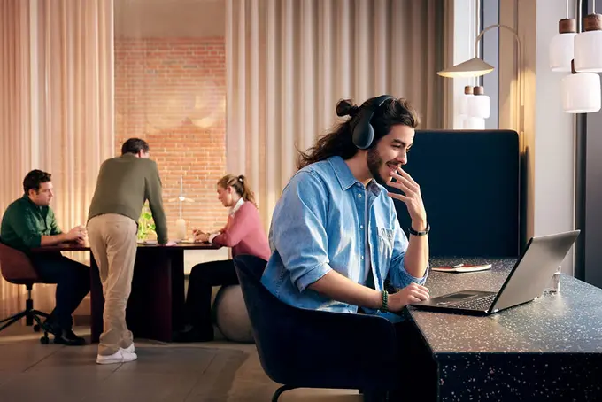 Person sitter vid datorn och skriver en motion