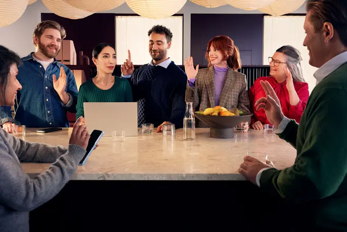 Bild på människor vid ett bord 