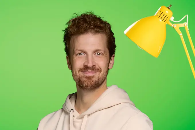 Glad kille mot grön bakgrund