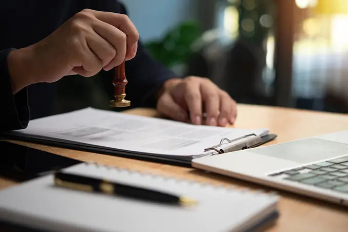 jurist berättade om sitt alkoholberoende, blev uppsagd från advokatbyrån