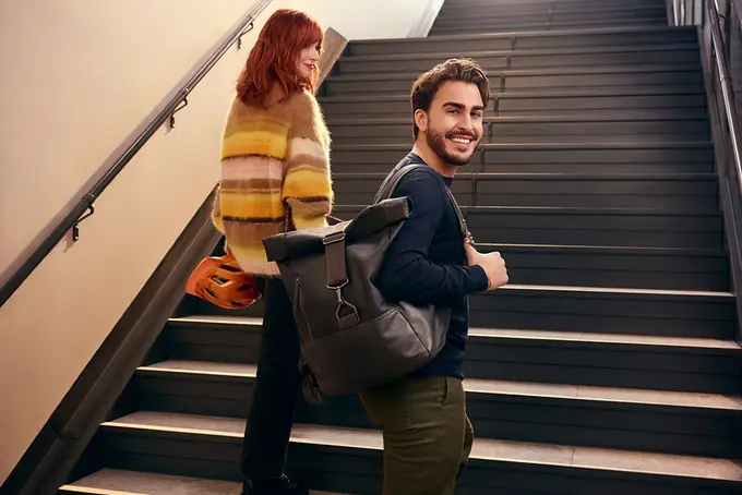 Personer går i trappa