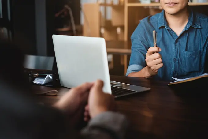 Personer vid skrivbord