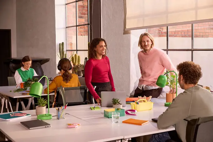 Personer pratar vid ett bord