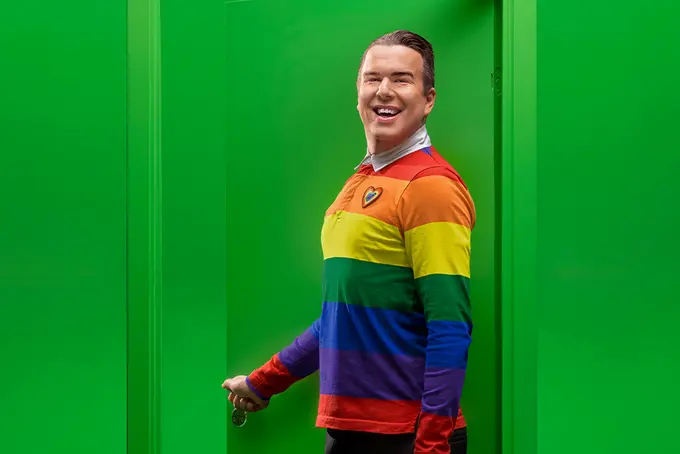 Farao Groth på väg in genom en grön dörr