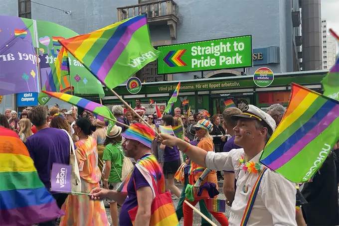 Prideparad förbi Unionen-busskur