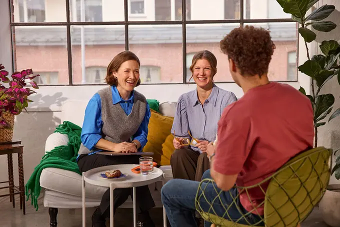 Tre personer fikar på arbetsplats