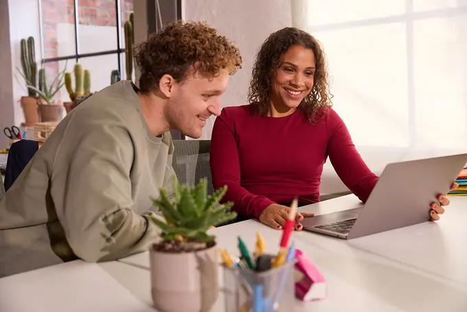 Två personer vid laptop