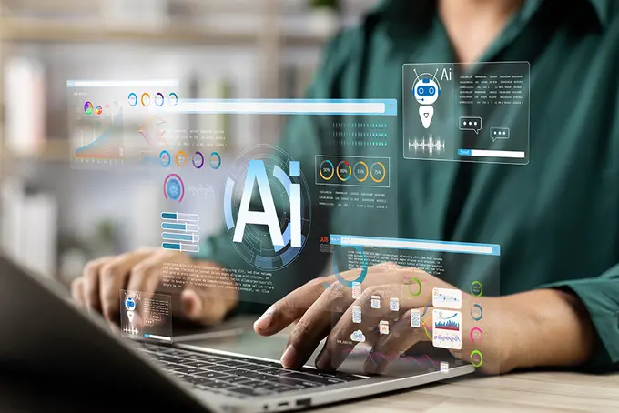 Händer som skriver på ett tangentbord. Grafiska bilder med texten AI syns i luften ovanför