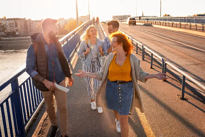 Glada personer på tipspromenad