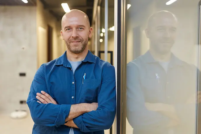 Medelålders man som tittar rakt fram